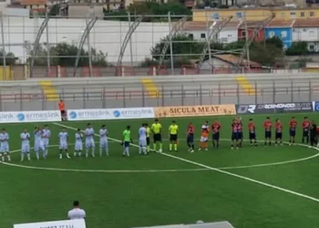 Frigintini e Santa Croce schierati a centrocampo con la terna arbitrale prima della gara di Coppa Italia su campo sintetico