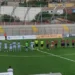 Frigintini e Santa Croce schierati a centrocampo con la terna arbitrale prima della gara di Coppa Italia su campo sintetico
