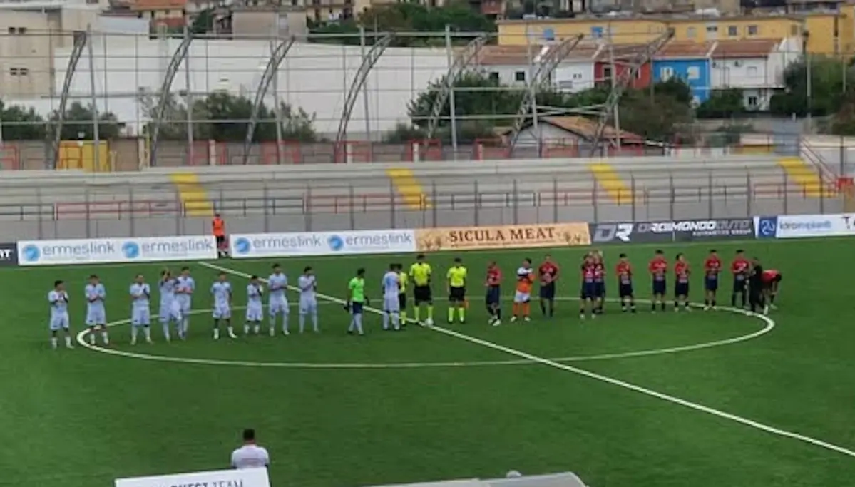 Frigintini e Santa Croce schierati a centrocampo con la terna arbitrale prima della gara di Coppa Italia su campo sintetico