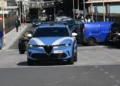 Auto della Polizia di Stato in transito su una via cittadina tra traffico e pedoni
