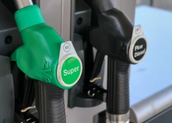 Ugelli di un distributore: erogatore verde per la benzina Super e nero per il gasolio auto