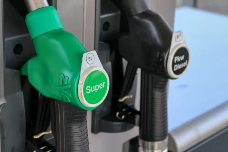Ugelli di un distributore: erogatore verde per la benzina Super e nero per il gasolio auto