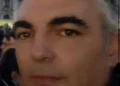 Gianni Celeste in un primo piano all'aperto, capelli brizzolati e sopracciglia folte, giacca scura