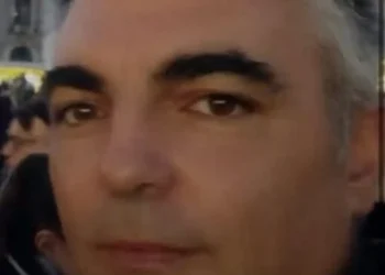 Gianni Celeste in un primo piano all'aperto, capelli brizzolati e sopracciglia folte, giacca scura