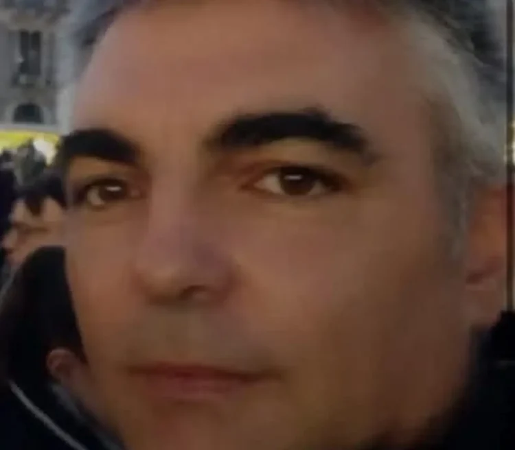 Gianni Celeste in un primo piano all'aperto, capelli brizzolati e sopracciglia folte, giacca scura