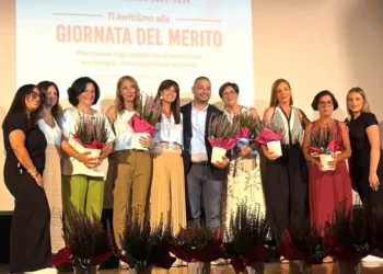 Palco della Giornata del Merito a Comiso con le rappresentanti delle associazioni premiate