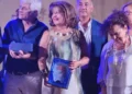 Giovanna Drago sul palco a Partanna con la targa del Premio Nazionale di Poesia, tra altri premiati
