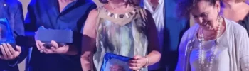 Giovanna Drago sul palco a Partanna con la targa del Premio Nazionale di Poesia, tra altri premiati