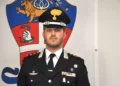 Il Maggiore Giovanni Ronchi in uniforme dei Carabinieri davanti allo stemma dell’Arma.