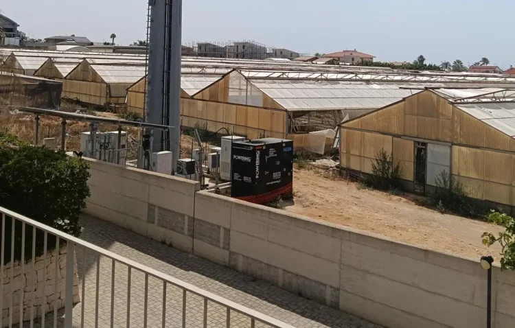 Gruppo elettrogeno a Gaddimeli, Marina di Ragusa, accanto alle serre