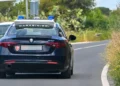 Alfa Romeo Giulia dei carabinieri su una strada di campagna, con fichi d'india e vegetazione ai lati della carreggiata