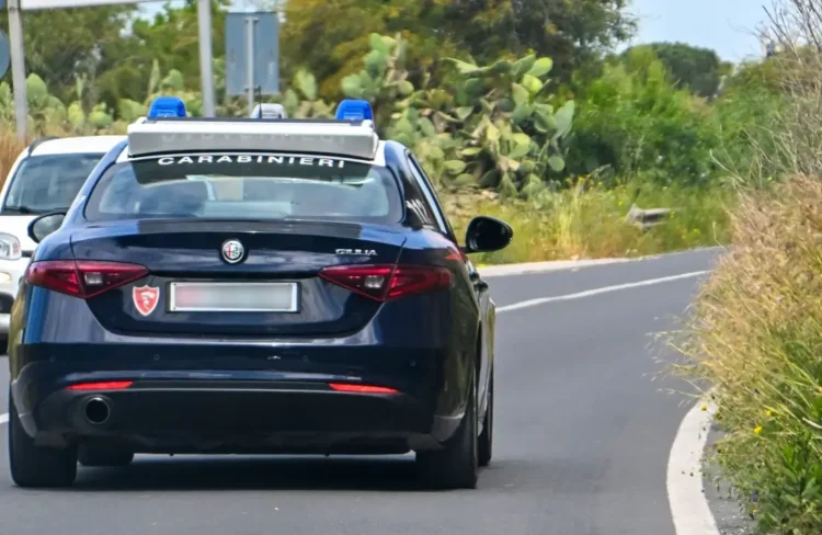 Alfa Romeo Giulia dei carabinieri su una strada di campagna, con fichi d'india e vegetazione ai lati della carreggiata