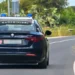 Alfa Romeo Giulia dei carabinieri su una strada di campagna, con fichi d'india e vegetazione ai lati della carreggiata