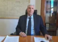 Giuseppe Drago, direttore generale dell'ASP di Ragusa, alla scrivania nel proprio ufficio