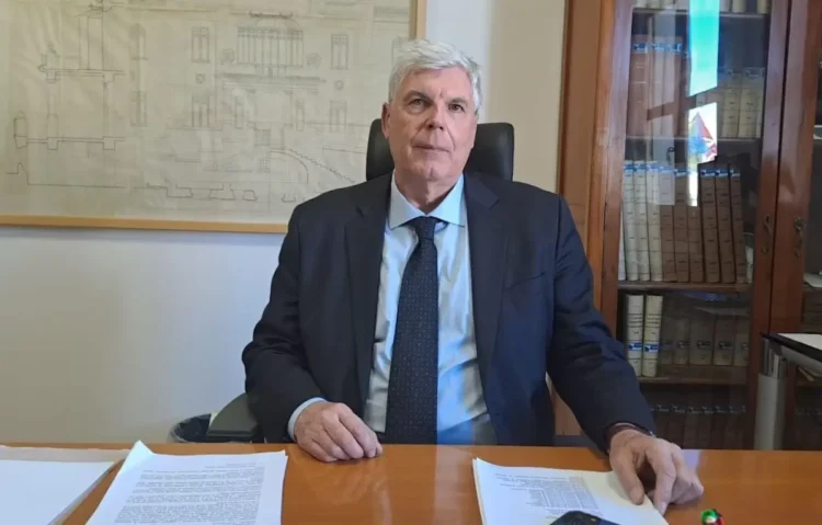 Giuseppe Drago, direttore generale dell'ASP di Ragusa, alla scrivania nel proprio ufficio