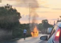 Auto in fiamme con denso fumo nero sulla strada verso Santa Croce Camerina, nei pressi di Ragusa