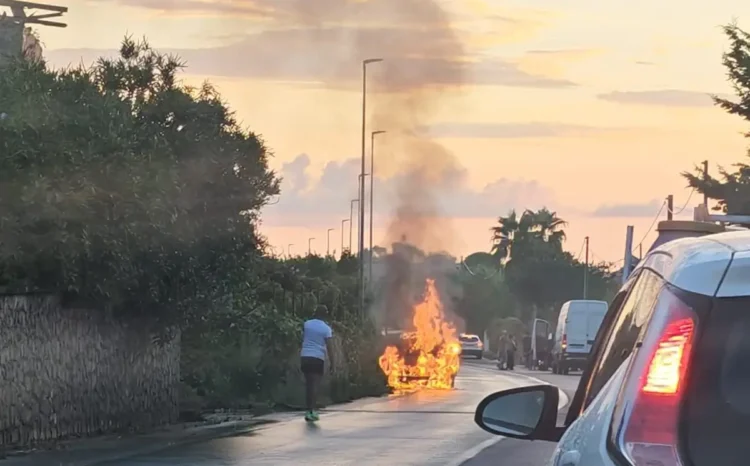 Auto in fiamme con denso fumo nero sulla strada verso Santa Croce Camerina, nei pressi di Ragusa