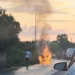 Auto in fiamme con denso fumo nero sulla strada verso Santa Croce Camerina, nei pressi di Ragusa