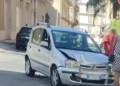 Fiat Panda argento con il muso danneggiato dopo l'incidente a Comiso, auto dei Carabinieri sullo sfondo