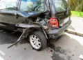 Fiancata posteriore di un'auto danneggiata, con paraurti sfondato e passaruota staccato dopo un incidente