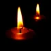 Due candele accese nell'oscurità, simbolo di lutto e cordoglio
