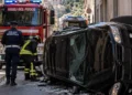 Auto nera ribaltata con vigili del fuoco e soccorritori a Ragusa. Immagine generata con intelligenza artificiale