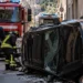 Auto nera ribaltata con vigili del fuoco e soccorritori a Ragusa. Immagine generata con intelligenza artificiale