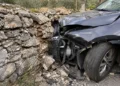 Auto scura con il frontale sfondato contro un muro a secco, pietre a terra: incidente in contrada Conservatore a Ragusa