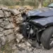 Auto scura con il frontale sfondato contro un muro a secco, pietre a terra: incidente in contrada Conservatore a Ragusa