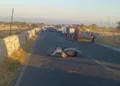 Scooter incidentato sull'asfalto dopo un incidente stradale a Modica, con carabinieri e mezzi di soccorso sul posto