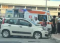 Incidente a Modica: Fiat Panda con il muso danneggiato contro un marciapiede, ambulanza del 118 sul posto