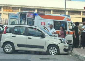 Incidente a Modica: Fiat Panda con il muso danneggiato contro un marciapiede, ambulanza del 118 sul posto