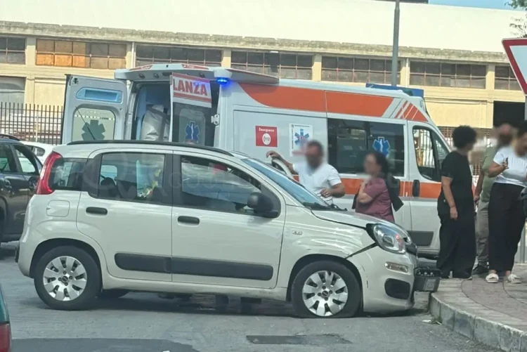 Incidente a Modica: Fiat Panda con il muso danneggiato contro un marciapiede, ambulanza del 118 sul posto