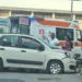 Incidente a Modica: Fiat Panda con il muso danneggiato contro un marciapiede, ambulanza del 118 sul posto