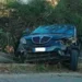 Incidente sulla Sp 85: Lancia scura con il frontale distrutto accanto al guardrail piegato, tra canne e vegetazione