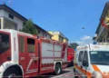 Autopompa dei vigili del fuoco e ambulanza in una strada transennata con nastro bianco e rosso, immagine di un incidente
