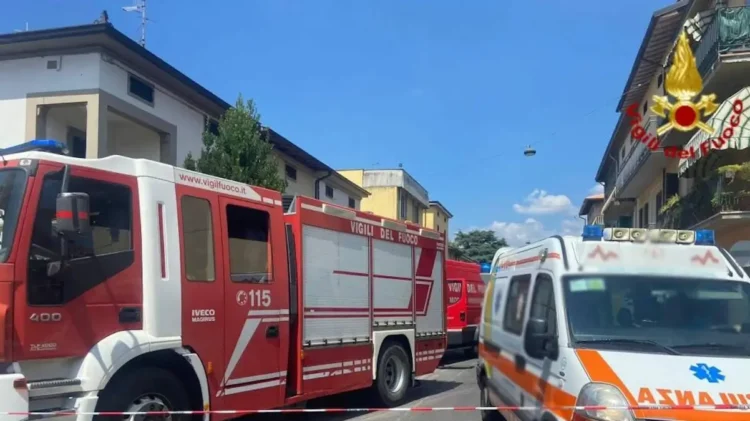 Autopompa dei vigili del fuoco e ambulanza in una strada transennata con nastro bianco e rosso, immagine di un incidente