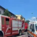 Autopompa dei vigili del fuoco e ambulanza in una strada transennata con nastro bianco e rosso, immagine di un incidente
