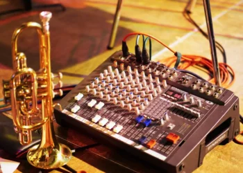 Tromba e mixer audio con cavi collegati, allestimento per corsi musicali in un locale al coperto