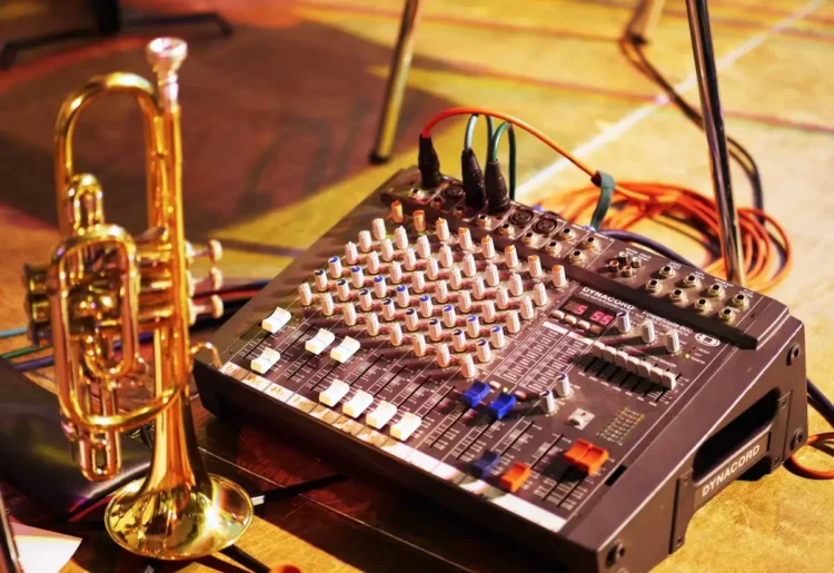 Tromba e mixer audio con cavi collegati, allestimento per corsi musicali in un locale al coperto