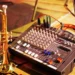 Tromba e mixer audio con cavi collegati, allestimento per corsi musicali in un locale al coperto