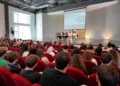 Sala della Scuola dello Sport di Ragusa con studenti seduti davanti al tavolo dei relatori e al proiettore della presentazione ITS