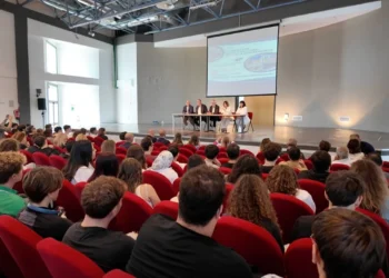 Sala della Scuola dello Sport di Ragusa con studenti seduti davanti al tavolo dei relatori e al proiettore della presentazione ITS