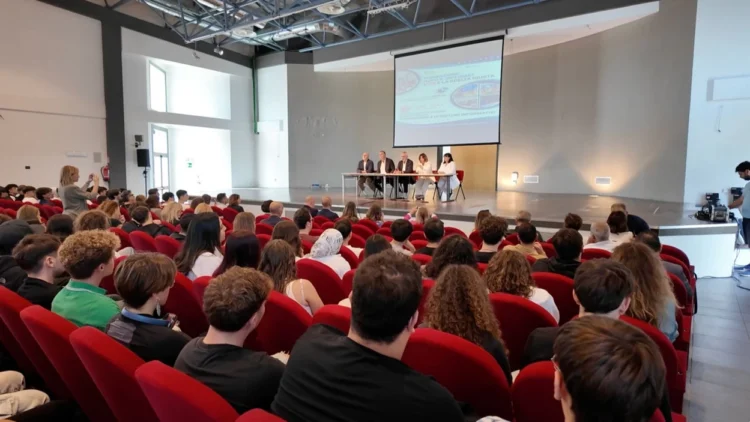Sala della Scuola dello Sport di Ragusa con studenti seduti davanti al tavolo dei relatori e al proiettore della presentazione ITS