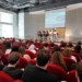 Sala della Scuola dello Sport di Ragusa con studenti seduti davanti al tavolo dei relatori e al proiettore della presentazione ITS