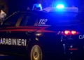 Auto dei Carabinieri con lampeggianti blu accesi in strada durante un intervento notturno