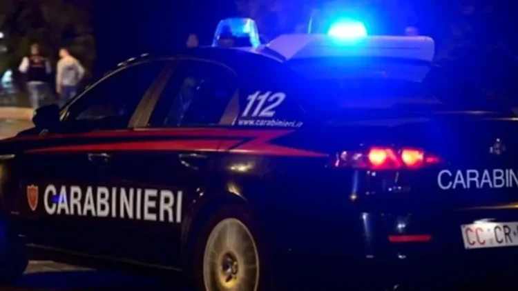 Auto dei Carabinieri con lampeggianti blu accesi in strada durante un intervento notturno