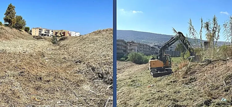 Escavatore al lavoro nell'alveo del fiume Ippari a Comiso durante i lavori di pulizia degli argini