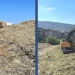 Escavatore al lavoro nell'alveo del fiume Ippari a Comiso durante i lavori di pulizia degli argini