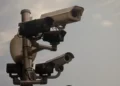 Telecamere per la lettura targhe montate su un palo, sullo sfondo un cielo nuvoloso